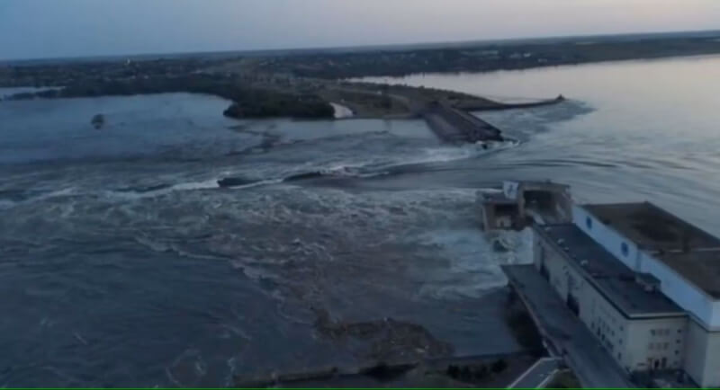 新卡科夫卡市水庫俯瞰圖，圖為路透社取得的影片截圖。（路透社）