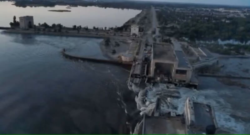 烏克蘭南部一座俄軍控制的大型水壩6日遭到破壞，俄烏互控對方炸毀水壩。圖為該水壩的俯瞰圖，可以從中看到缺口。（路透社）