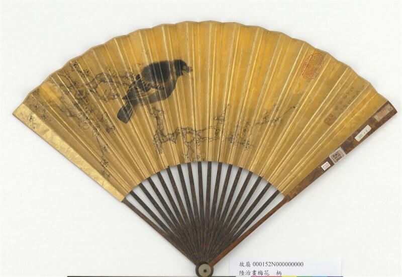 故宮南院「翰墨空間-故宮書畫賞析」常設展6月6日起迭換新品,展出一系列以鴝鵒(八哥)為題的花鳥畫作。圖為明陸治畫梅花成扇。(故宮南院提供)中央社記者蔡智明傳真 112年6月6日