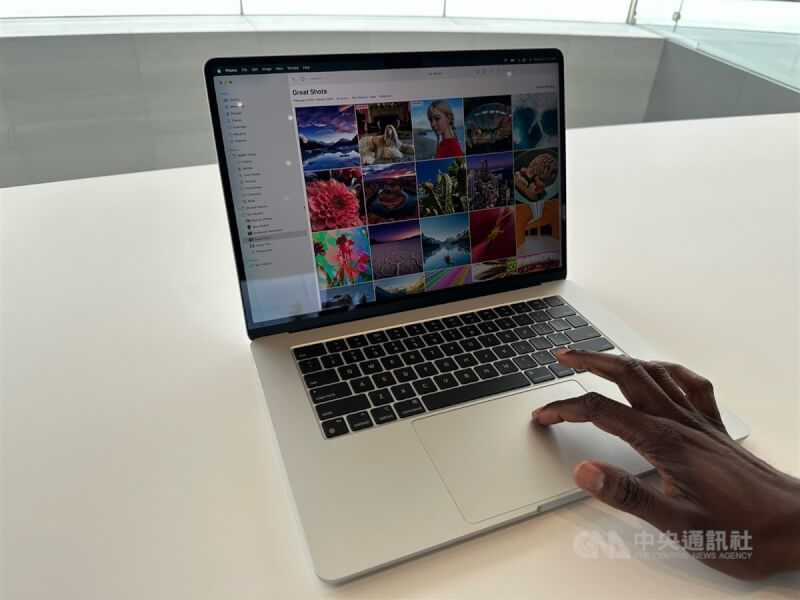蘋果公司於美國舊金山當地時間5日舉辦WWDC全球開發者大會，推出螢幕放大至15.3吋的MacBook Air筆記型電腦。中央社記者吳家豪舊金山攝 112年6月5日