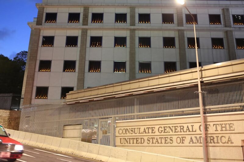 美國駐港總領事館4日在社群分享大樓擺放燭光悼念六四事件的照片。（圖取自facebook.com/USAinHKMacau）
