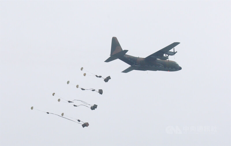圖為2012年漢光28號演習在新竹空軍基地實施「聯合空降暨反空降作戰」實兵演練，由C-130運輸機進行補給品空投。（中央社檔案照片）
