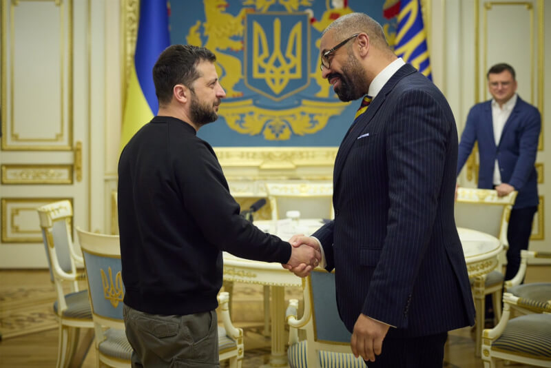 英國外相柯維立（前右）近日抵基輔訪問，會晤烏克蘭總統澤倫斯基（前左）。（圖取自twitter.com/JamesCleverly）