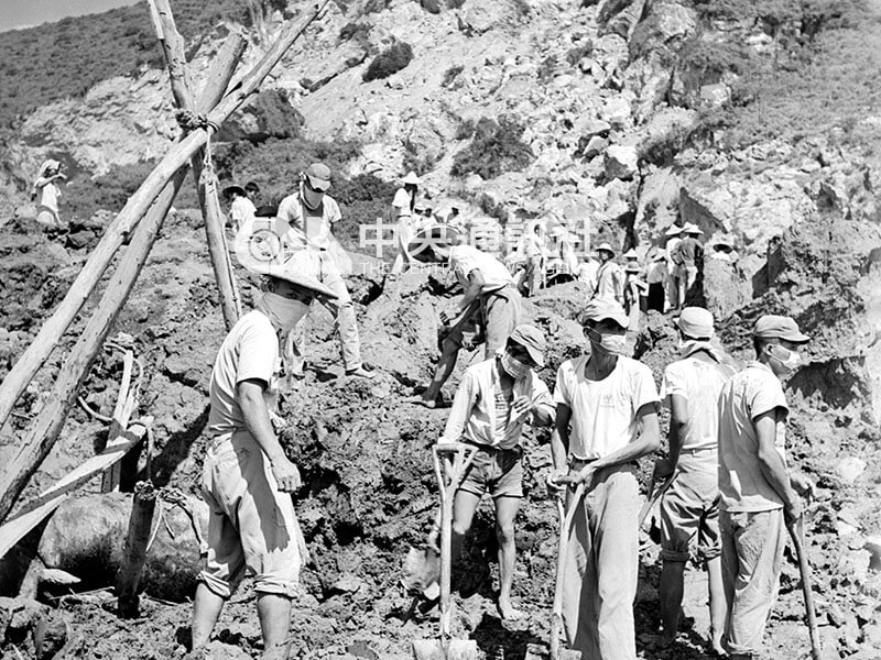 1961年6月7日，國軍兵工部隊清理半屏山山崩現場。（中央社檔案照片）