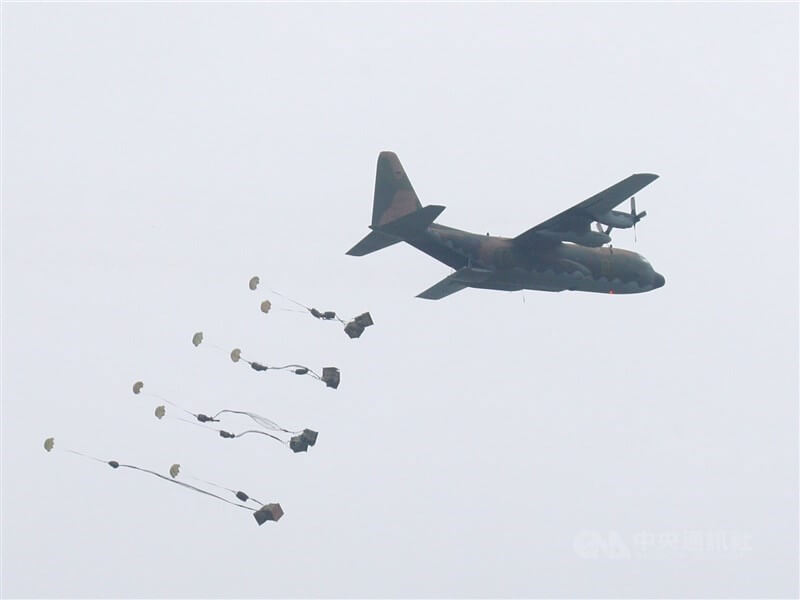 圖為2012年漢光演習在新竹空軍基地實施「聯合空降暨反空降作戰」實兵演練，由C-130運輸機進行補給品空投。（中央社檔案照片）