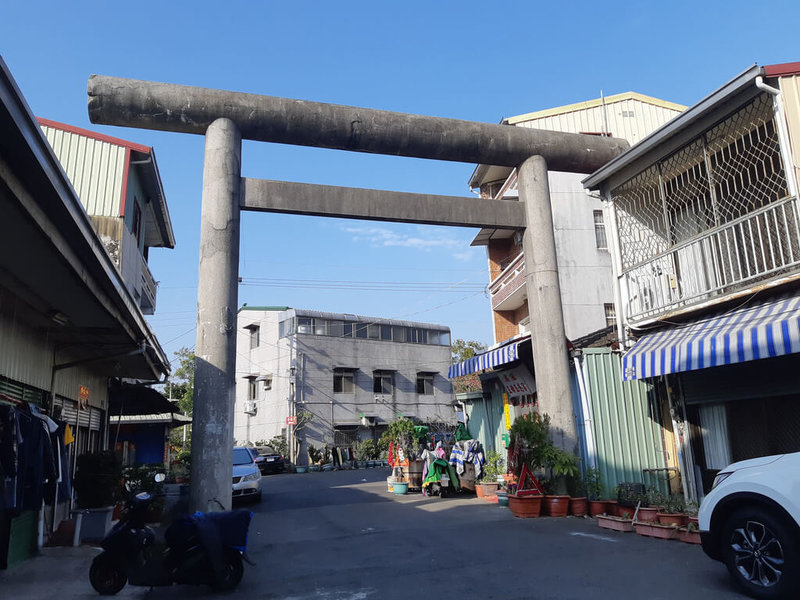 台南新化神社遺構座落於新化區虎頭埤風景區，2014年被列為台南市歷史建築，觀旅局獲文化部補助新台幣1500萬元，今年4月起展開遺構修復工程，工期預計1年。圖為新化神社鳥居。（台南市政府提供）中央社記者張榮祥台南傳真  112年6月7日