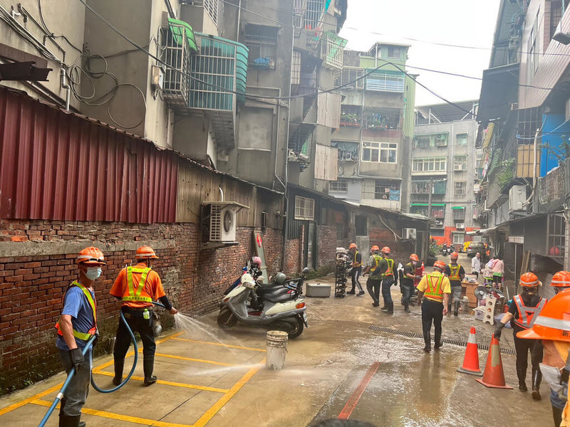 新北市新莊區瓊林路7日發生自來水管爆管意外，大量水衝出路面，瞬間讓附近路段淹成小河，造成部分民宅泡水及路基淘空、電線桿倒塌等災情，緊急處理後目前積水已消退，台水公司預計8日中午前完成修復及路面鋪設。（新北市消防局提供）中央社記者王鴻國傳真  112年6月7日