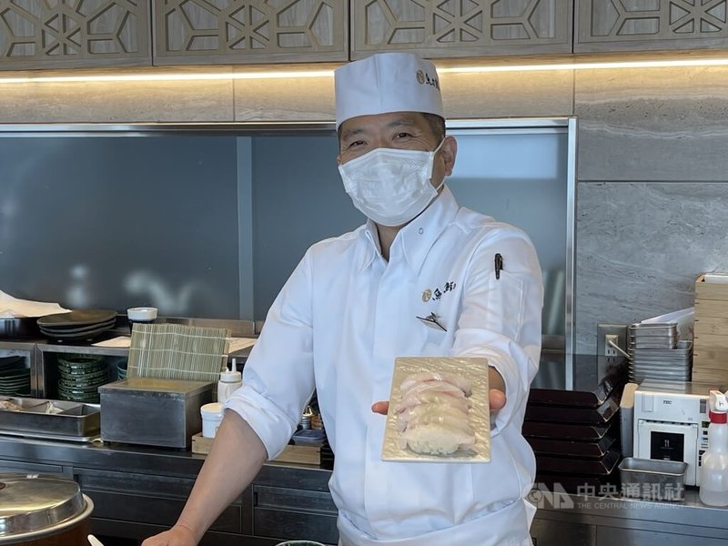 台農發公司與日本知名水產公司魚力正在東京晴空塔舉辦台灣石斑魚行銷活動,在30樓的魚力高級壽司店也推出台灣石斑料理。中央社記者楊明珠東京攝 112年6月7日