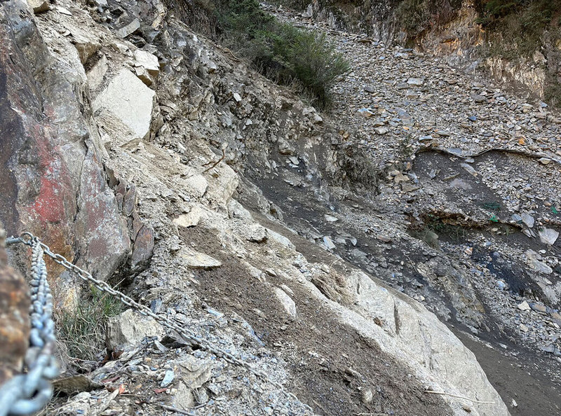 玉山八通關通往荖濃溪營地步道受大雨影響，在2.7公里處發生落石崩塌；玉管處7日指出，約有20公尺長步道已崩塌到岩層裸露，流失路基，也無法進行修繕，之後會請廠商前往現勘，再決定如何修復。（玉山國家公園管理處提供）中央社記者吳哲豪傳真  112年6月7日