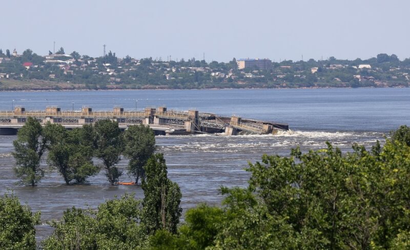 烏克蘭新卡科夫卡水壩6日遇襲潰堤。（Alexey Konovalov/TASS/Handout via 路透社）