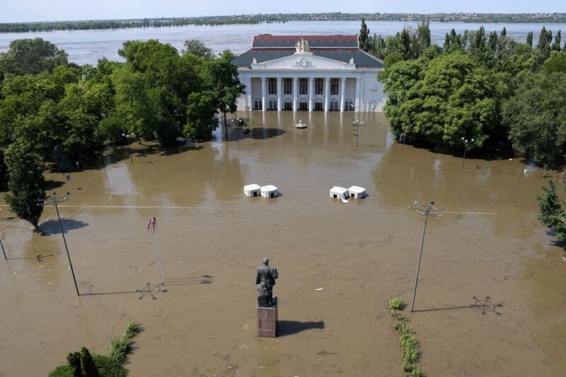 新卡科夫卡水壩被破壞後，洪水淹沒赫松地區的街道，當地的文化之家建築也被洪水侵襲。（Alexey Konovalov/TASS/Handout via 路透社）