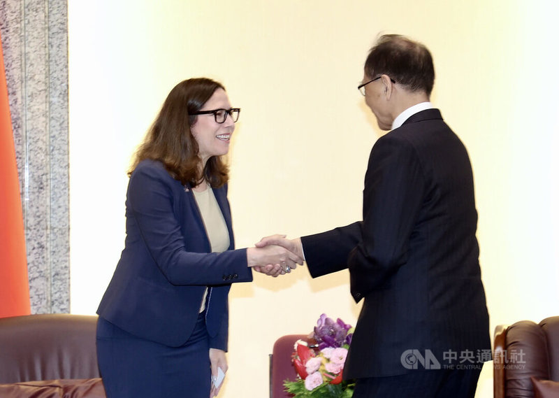 美國在台協會主席羅森柏格(Laura Rosenberger)(左)7日拜會立法院長游錫堃(右),兩人握手致意,隨後進行閉門會議。中央社記者郭日曉攝 112年6月7日