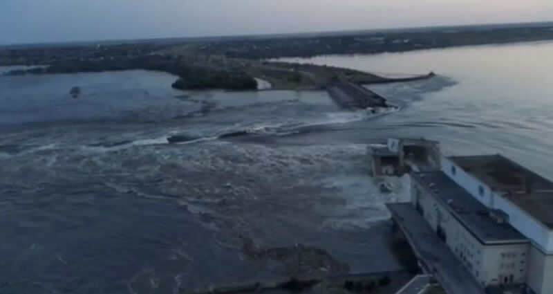 新卡科夫卡市水庫俯瞰圖，圖為路透社取得的影片截圖。（路透社）