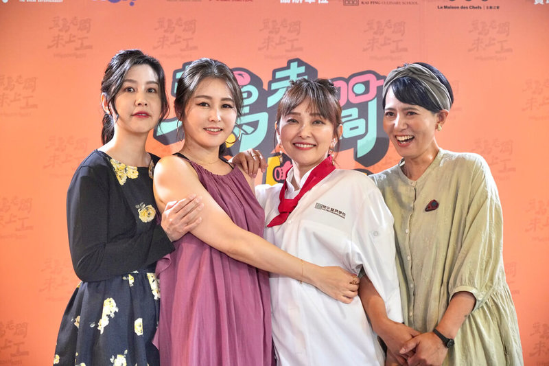 解散逾20年的女團Sunday Girls 7日在台北驚喜合體，成員麻衣（左2）、千佳（右）、朋子（左）為愛紗（右2）節目驚喜現身，勾起回憶殺。（火種娛樂提供）中央社記者葉冠吟傳真  112年6月7日