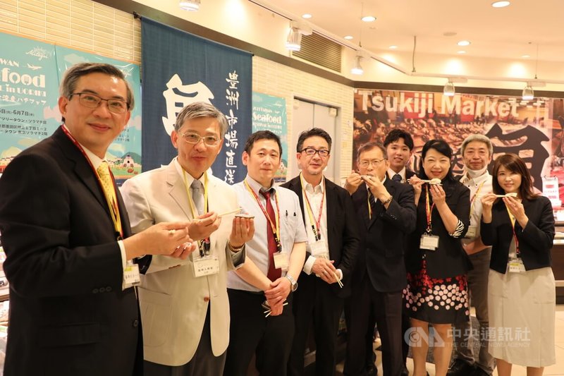 台農發公司與日本知名水產公司魚力在東京晴空塔舉辦推廣台灣石斑活動。駐日副代表周學佑(左1)、台農發董事長洪忠修(左2)、Suntrust社長小山誠二(左4)等人出席6日舉辦的石斑切割秀。中央社記者楊明珠東京攝 112年6月7日