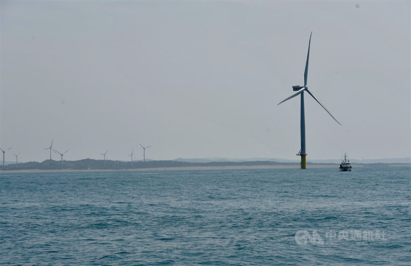經濟部長王美花表示，政府自2016年開始大力發展綠電，隨著更多再生能源發電設置完工，未來離岸風電的發電將完全賣給企業。（中央社檔案照片）