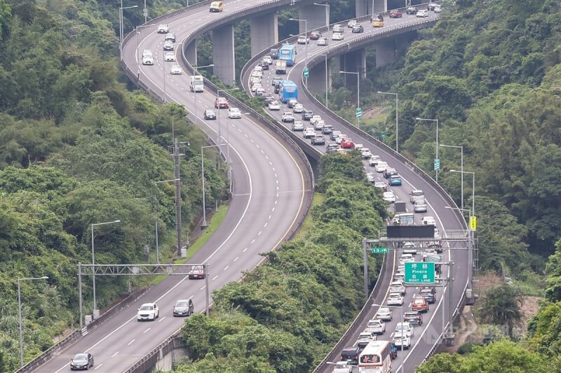 圖為國5石碇、坪林南向路段車多。（中央社檔案照片）