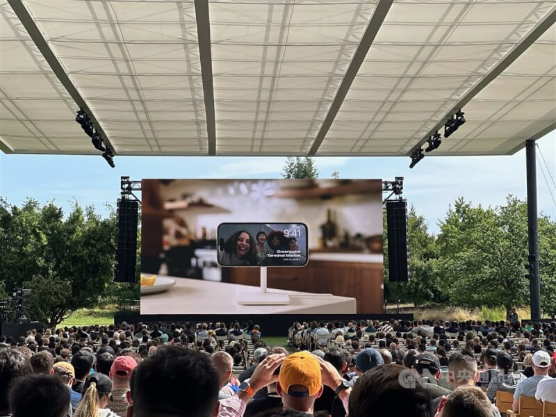 蘋果WWDC全球開發者大會於美國舊金山時間5日登場，發表iOS 17作業系統，橫放時可將鎖定螢幕變成電子相框，播放喜愛的照片。中央社記者吳家豪舊金山攝 112年6月6日