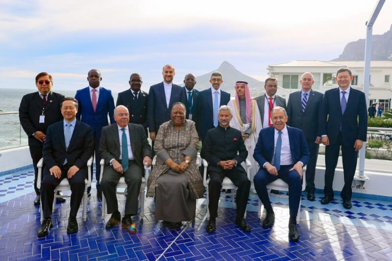 金磚五國代表1日在南非舉行會議。前排左起為中國外交部副部長馬朝旭、巴西外長維艾拉、南非外長潘道爾、印度外長蘇杰生和俄羅斯外長拉夫羅夫。（圖取自twitter.com/DrSJaishankar）