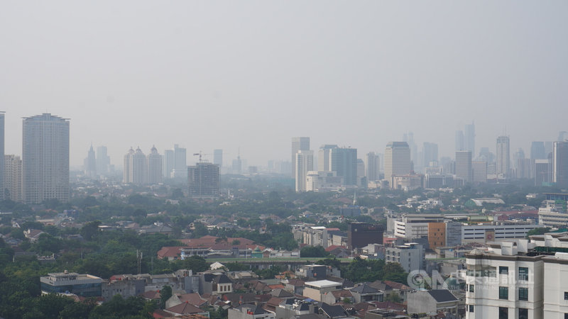 雅加達空氣污染嚴重，PM2.5濃度遠高於世衛組織的安全標準，許多建築被霧霾籠罩。中央社記者李宗憲雅加達攝  112年6月7日