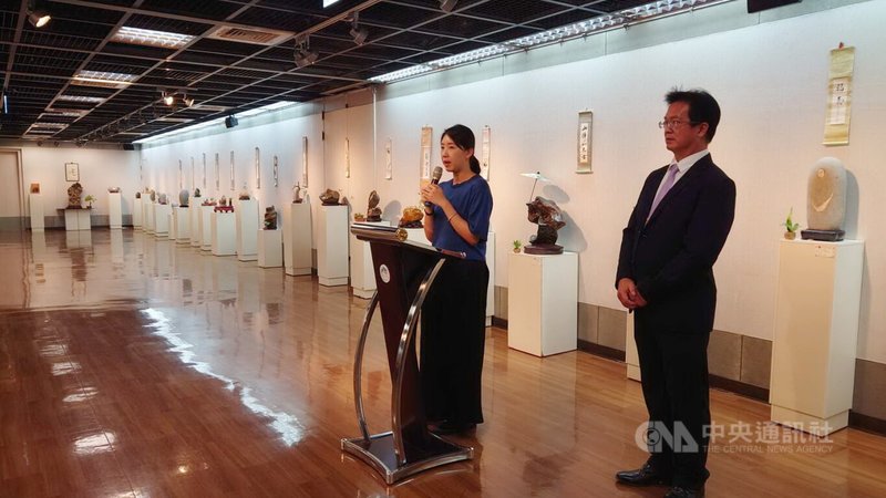 嘉義市愛石會7日在市府文化局舉辦成果展,展出上百件雅石與石雕,嘉義市立美術館館長賴依欣(左)出席開幕活動致詞表示,自古文人雅士即愛收藏雅石,現場看到各種奇石令人大開眼界。中央社記者蔡智明攝 112年6月7日