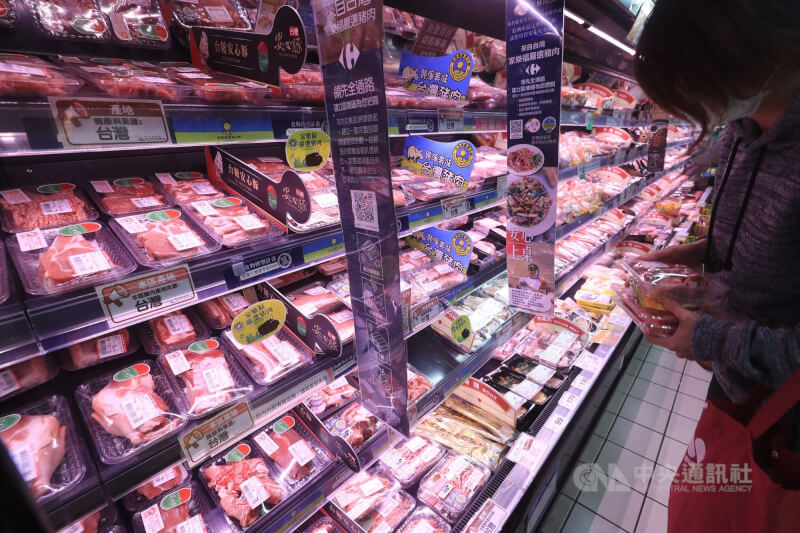 圖為民眾在台北市一家賣場挑選豬肉。（中央社檔案照片）