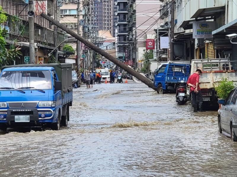 新北市新莊區瓊林路7日發生自來水管線爆管，大量自來水淹沒路面，也使路面鬆軟，導致電線桿倒塌，目前已封鎖道路搶修中。（翻攝照片）中央社記者王鴻國傳真 112年6月7日