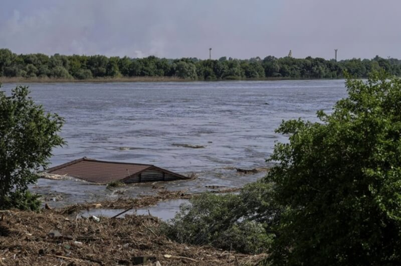 烏克蘭卡科夫卡水壩遭炸毀後，6日赫松多處汪洋一片。（路透社）