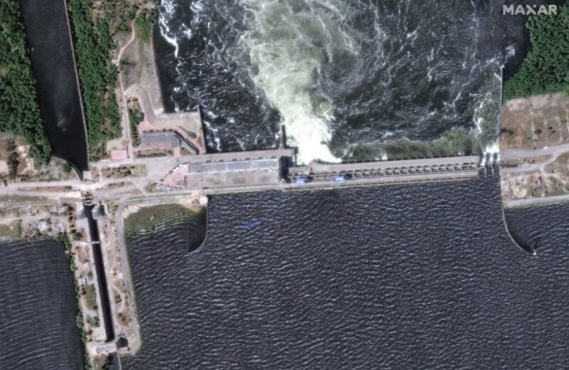 烏克蘭南部卡科夫卡水壩水壩6日遭破壞。圖為水壩6日的衛星影像。（Maxar Technologies/Handout via 路透社）