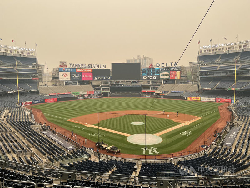 紐約市因加拿大森林大火而起的霾害惡化，美國職棒大聯盟7日以空氣品質不佳為由，宣布紐約洋基主場迎戰芝加哥白襪的賽事順延。圖為賽前景象。中央社記者尹俊傑紐約攝 112年6月8日
