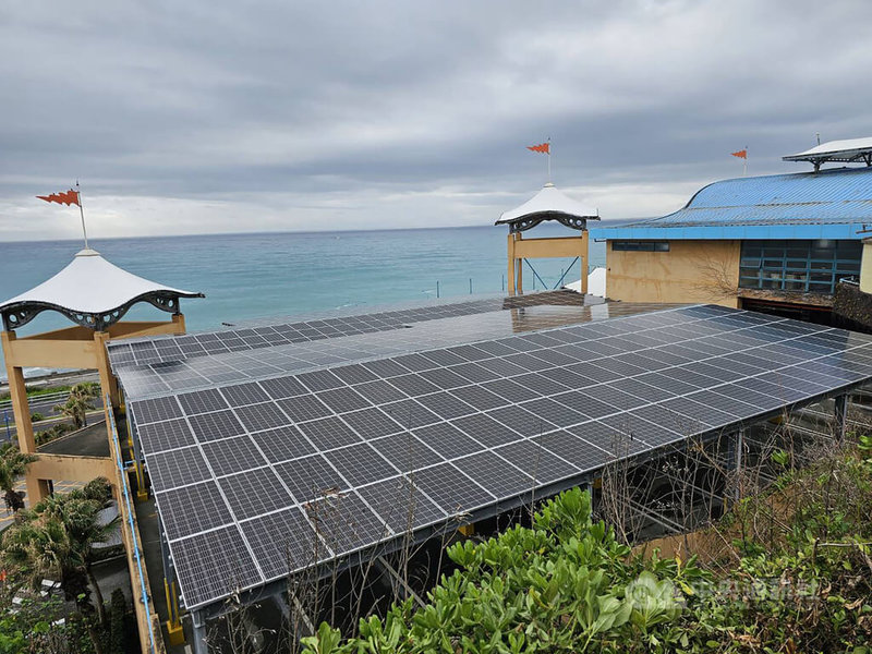 面臨電價上漲趨勢，遠雄花蓮海洋公園於園區內場館屋頂架設太陽能板，成為全台灣第一個種電的遊樂園。中央社記者江明晏攝  112年6月8日