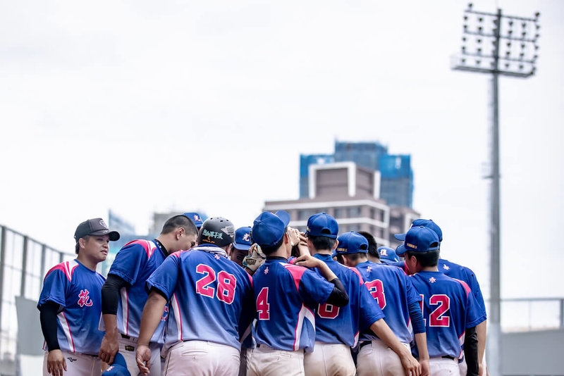 112年華南金控盃全國青少棒錦標賽8日進行A組勝部冠軍戰，花蓮縣隊（圖）終場以5比2擊敗南投縣隊，搶下4強門票。圖為花蓮球員們圍圈集氣。（大會提供）中央社記者楊啟芳傳真  112年6月8日