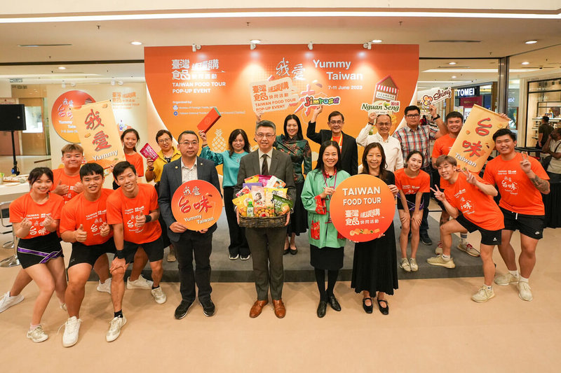 「台灣食品全球GO」計畫大馬開跑，圖為駐馬來西亞代表處經濟組長章遠智（前左5）與吉隆坡台貿中心主任彭湘尹（後左5）等人合影。（吉隆坡台灣貿易中心提供）中央社記者黃自強吉隆坡傳真  112年6月8日