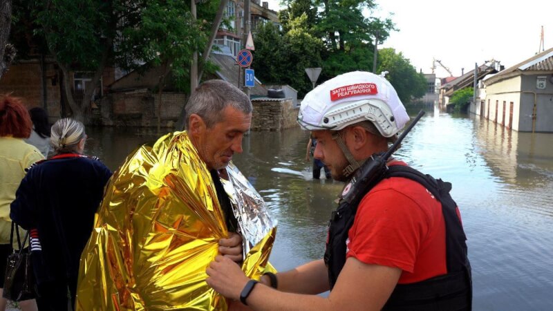 烏克蘭卡科夫卡水壩日前被炸出破口洪水蔓延，志工7日在赫松地區協助疏散民眾。（圖取自twitter.com/RedCrossUkraine）