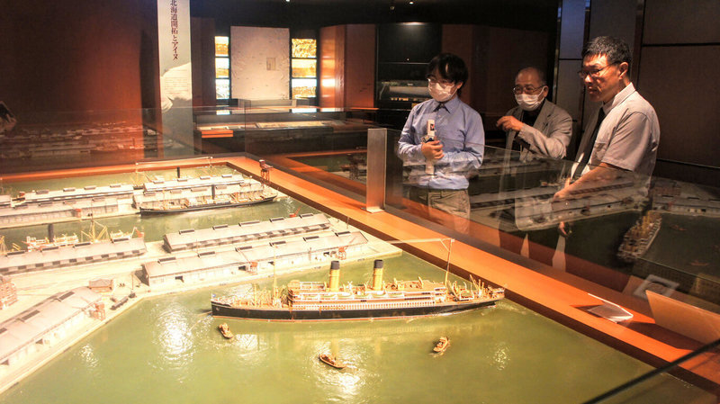 台灣歷史博物館積極籌備2024年特展「倚海而生的島與人－東亞海域與台灣」，台史博館長張隆志更赴日洽談展覽合作及文物借展來台，預定展出16至17世紀跨國貿易相關文物。（台灣歷史博物館提供）中央社記者張榮祥台南傳真  112年6月8日