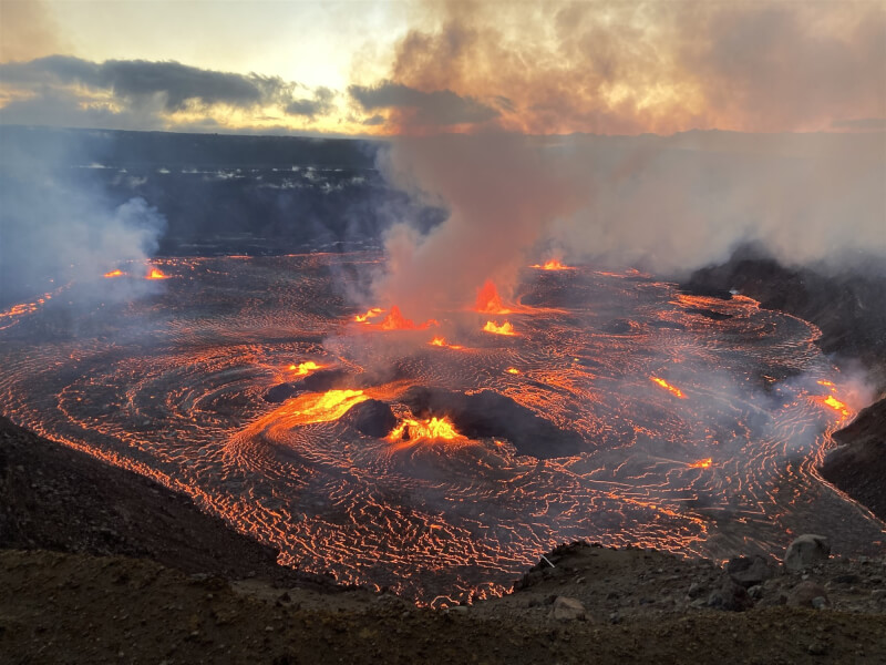 夏威夷幾勞亞火山7日再次噴發出岩漿。（圖取自美國地質調查所網頁usgs.gov）