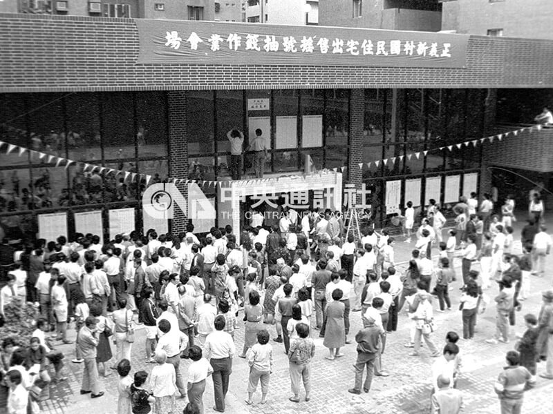 1987年6月9日，台北市正義國宅公開抽籤日，大批申購民眾前往參觀，會場外擠滿等候的人群。（中央社檔案照片）