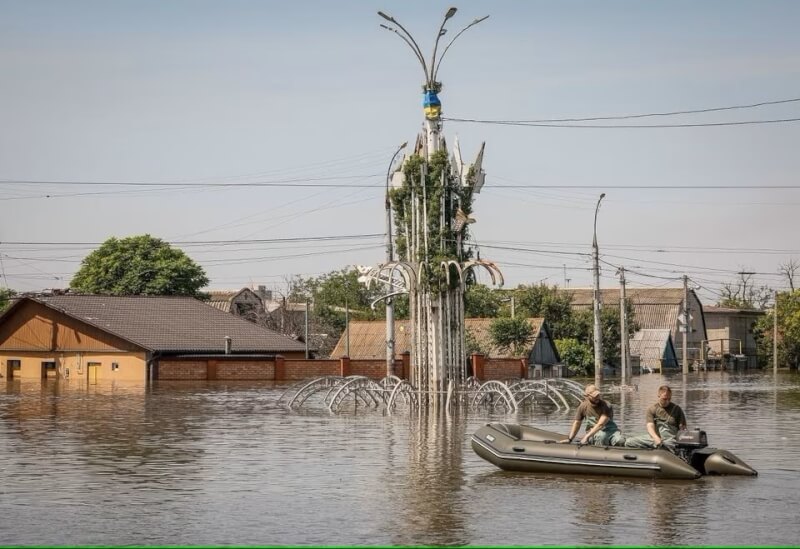 烏克蘭赫松民眾7日撤離洪水災區。（路透社）