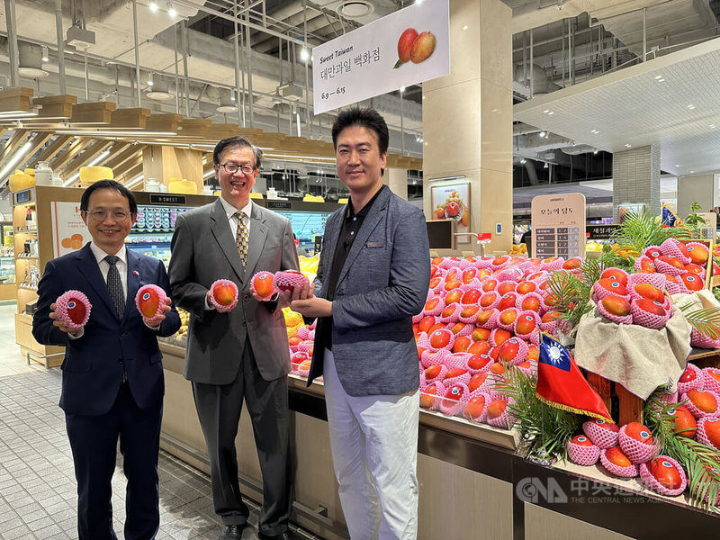駐韓國副代表齊永強(中)與首爾台灣貿易中心主任賴登科(左)9日在首爾汝矣島的現代百貨生鮮區視察愛文芒果促銷狀況。中央社記者廖禹揚首爾攝 112年6月9日