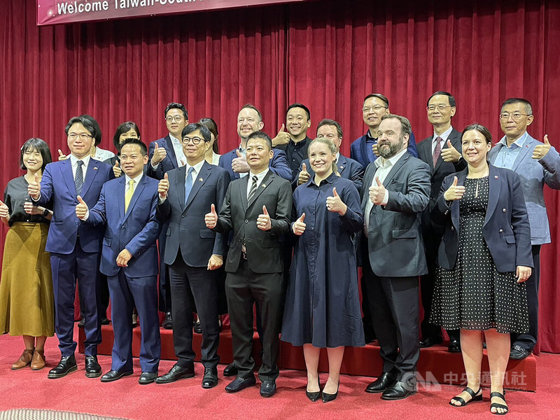 澳洲南澳州議會跨黨派友台小組議員訪團9日拜會高雄市議會，高雄市長陳其邁（前左4）也出面接待，雙方針對多項議題交流並合影留念。中央社記者蔡孟妤攝  112年6月9日