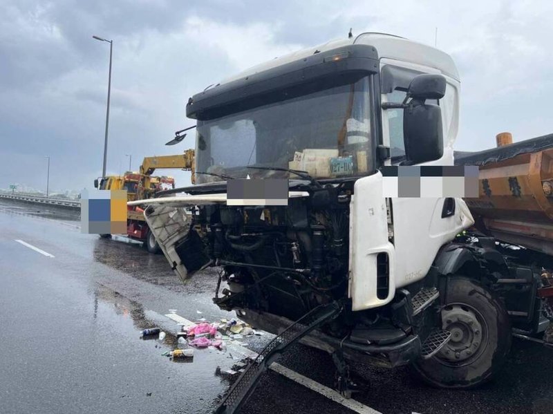 國道3號南下中興交流道路段9日發生3車追撞車禍，1輛小貨車失控在外側車道翻車，後方砂石車來不及閃避緊急煞車，車頭不慎撞擊另一輛自小客車，車頭毀損。（國道警方提供）中央社記者吳哲豪傳真  112年6月9日