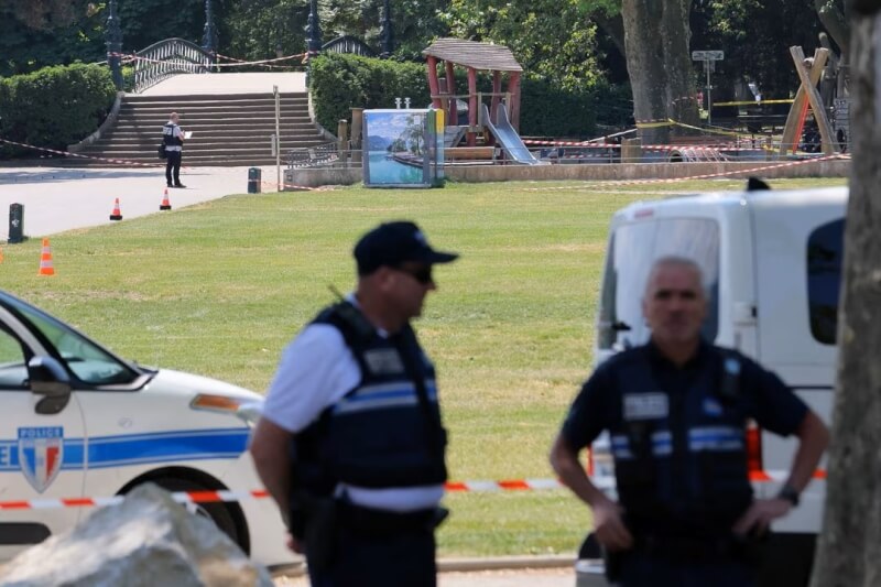 法國安錫鎮的湖邊公園8日發生暴徒持刀攻擊事件，警方在現場進行調查。（路透社）