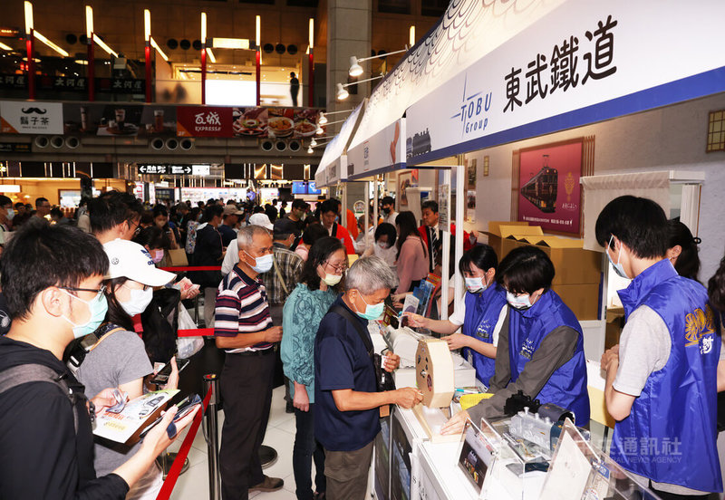 第8屆鐵路便當節9日在台北車站大廳登場,共有42家國內外業者參展,上午11時鐵路便當開賣,在日本東武鐵道攤位前湧現大批排隊人潮,等候購買特色鐵路便當。中央社記者趙世勳攝 112年6月9日