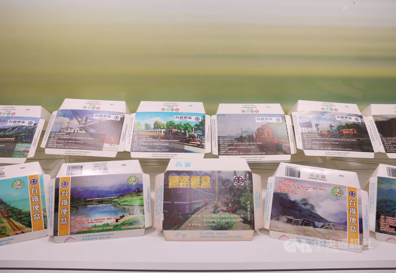 第8屆鐵路便當節9日在台北車站開幕，本屆以「啟動、享食、永續」為主題，現場並展出復古台鐵便當餐盒，帶領民眾懷念舊時光。中央社記者趙世勳攝  112年6月9日
