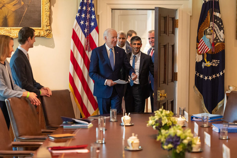 英國首相蘇納克（右2）與美國總統拜登（左3）8日在白宮會談後，雙方發布「大西洋宣言」，宣告全面提升科技和經濟夥伴關係。（英國首相府提供）中央社記者陳韻聿倫敦傳真 112年6月9日
