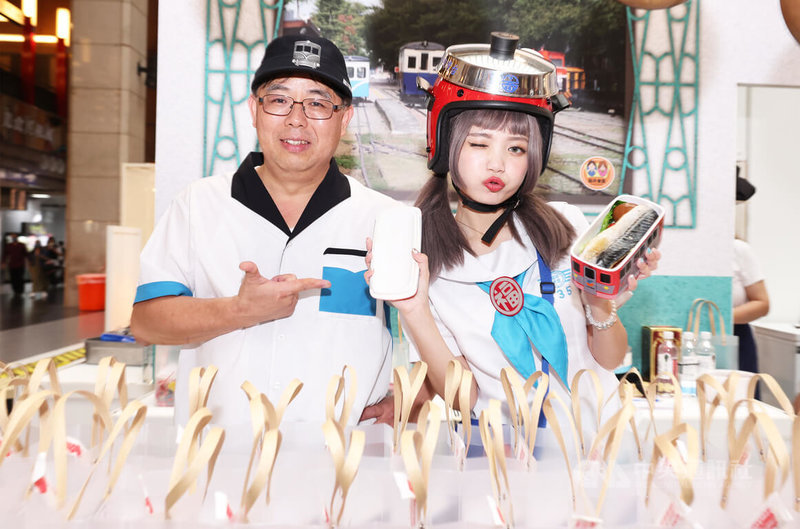 第8屆鐵路便當節9日在台北車站大廳登場,共有42家國內外業者參展,圖為彰化鐵路餐廳「福井食堂」推出自家特色便當,積極推動疫後國內觀光。中央社記者趙世勳攝 112年6月9日