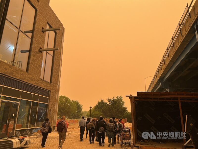 紐約市因加拿大森林大火而起的霾害惡化,7日空氣品質創史上最差紀錄,午後布朗克斯區一處工地上空一片灰濛,且帶點橘色。中央社記者尹俊傑紐約攝 112年6月8日