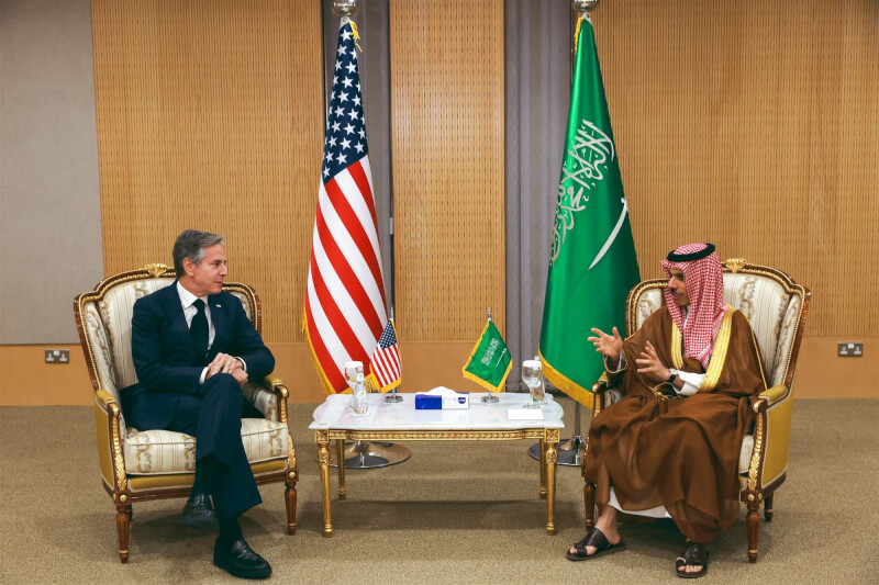 美國國務卿布林肯（左）在沙國首都利雅德結束為期3天的訪問時，與沙國外交部長費瑟（右）一起公開出現。（圖取自twitter.com/SecBlinken）