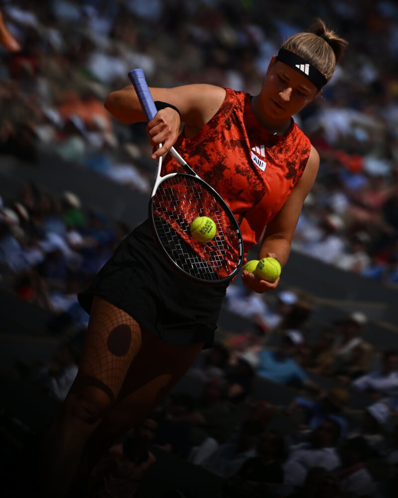 捷克籍非種子選手穆霍娃（圖）8日在法國網球公開賽女單4強賽，力克世界排名第2的白俄羅斯好手莎芭蓮卡，成功闖進決賽。（圖取自twitter.com/rolandgarros）