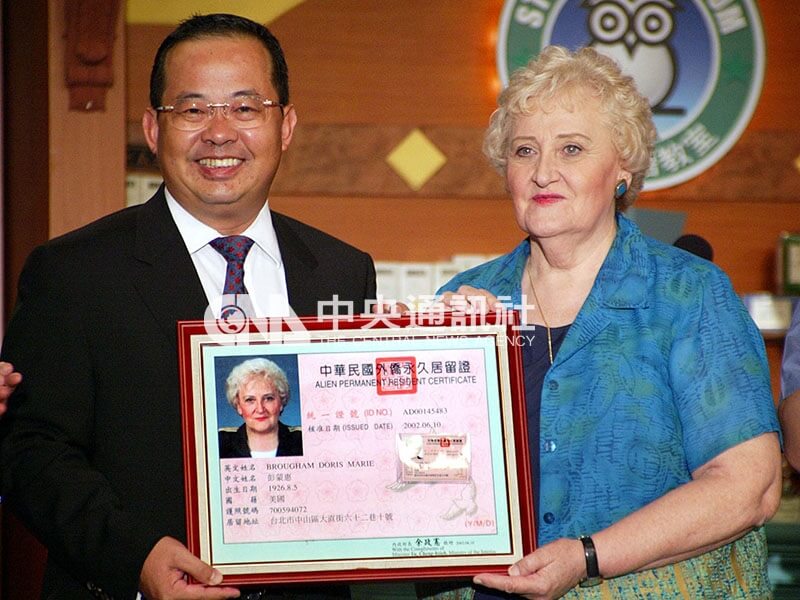 2002年6月10日，在台灣住了50年後，彭蒙惠老師（右）獲頒永久居留證。左為內政部長余政憲。（中央社檔案照片）